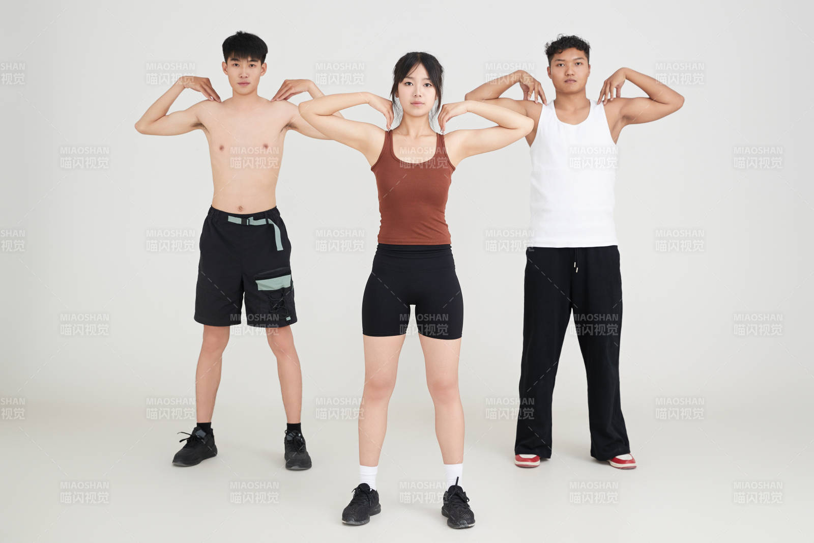 兩名年輕男子在美女教練的帶領下做健身操