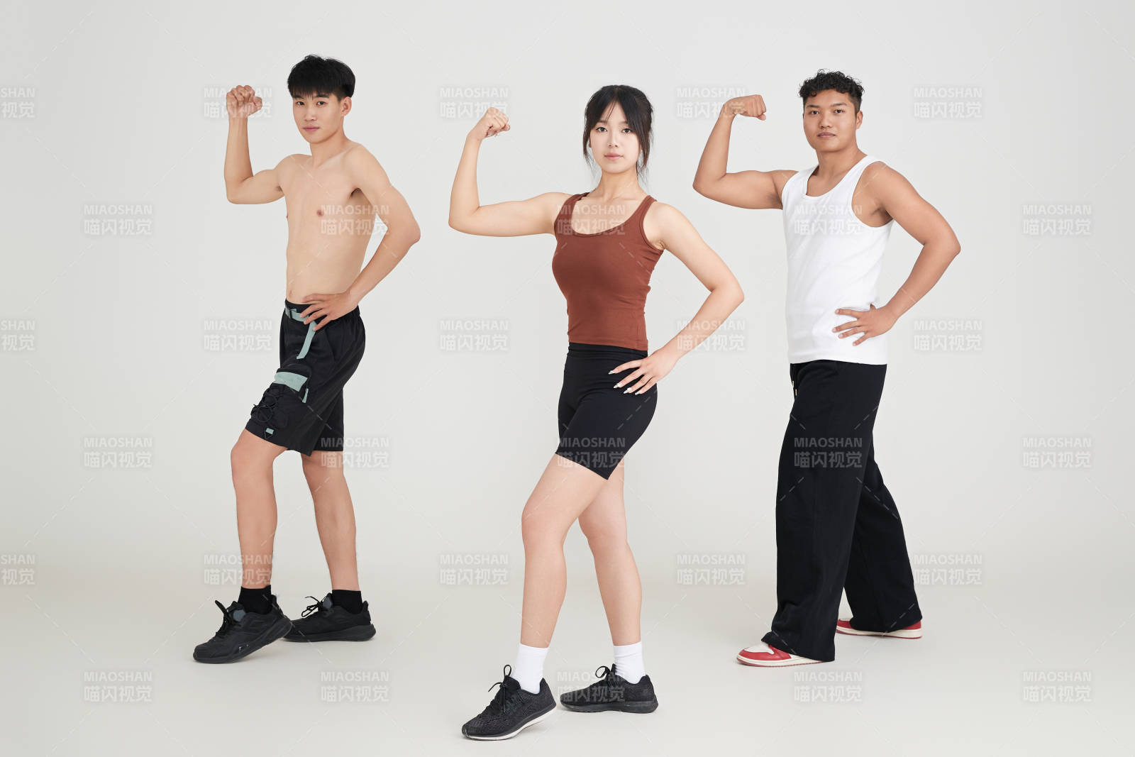 兩名年輕男子在美女教練的帶領下做健身操