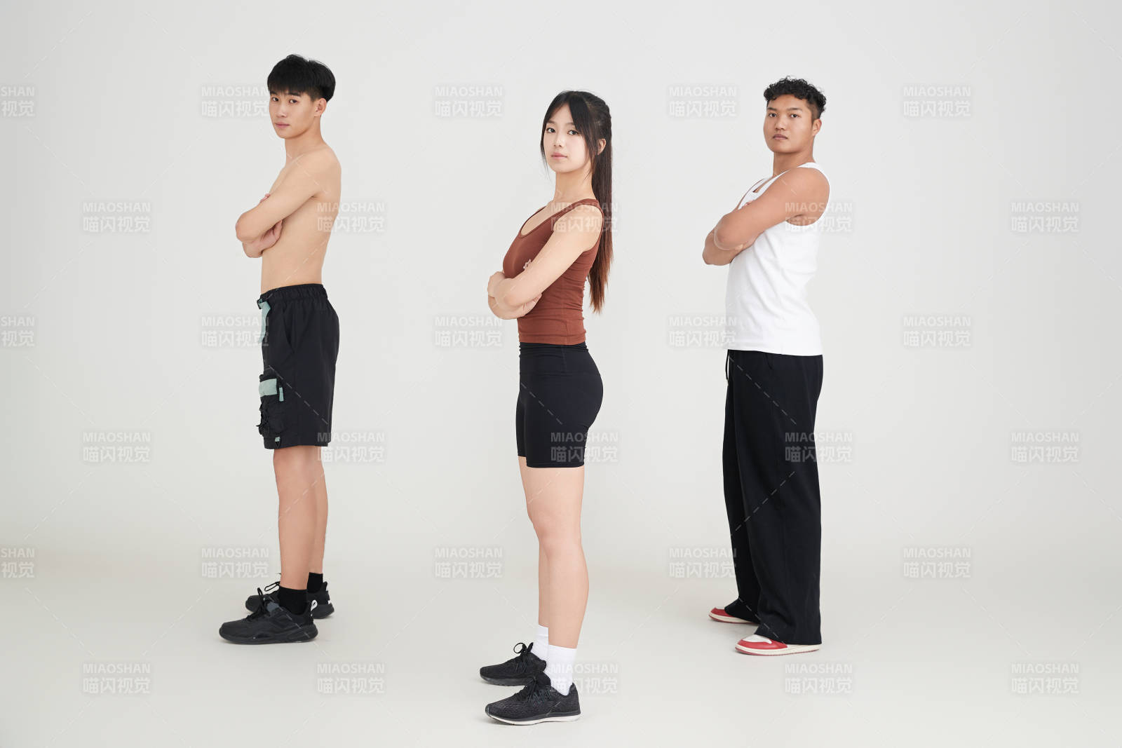 兩名年輕男子在美女教練的帶領下做健身操