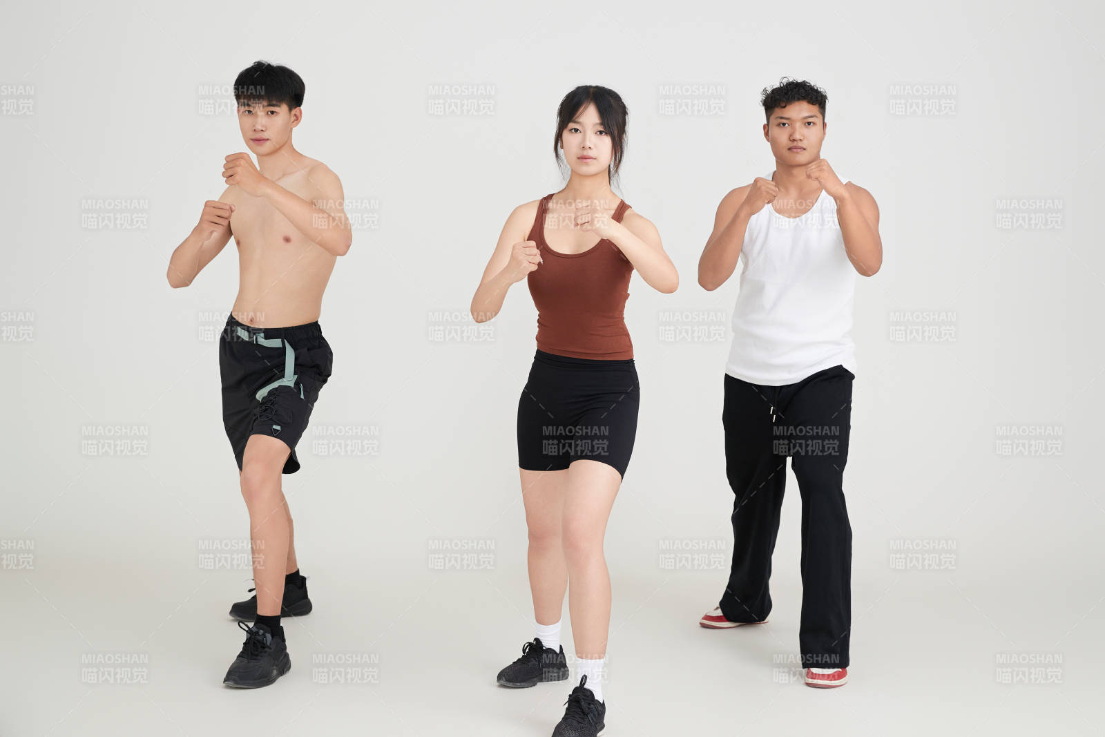 兩名年輕男子在美女教練的帶領下做健身操