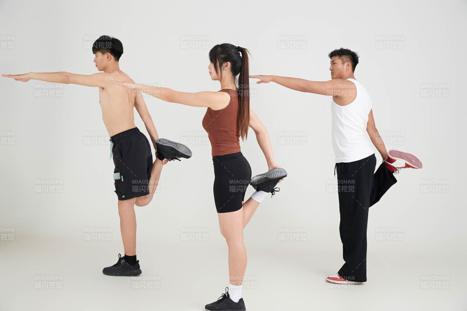 兩名年輕男子在美女教練的帶領下做健身操