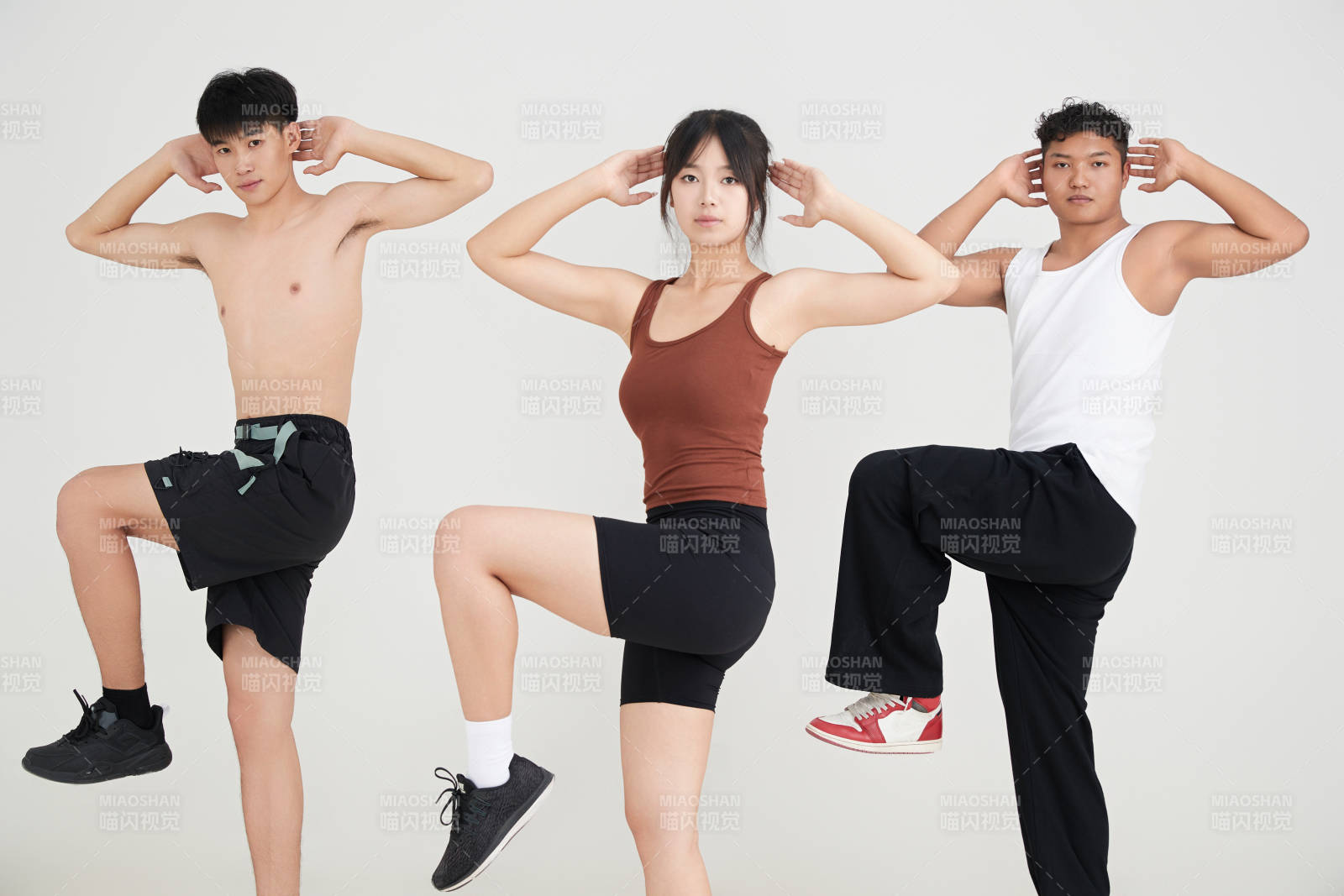 兩名年輕男子在美女教練的帶領下做健身操