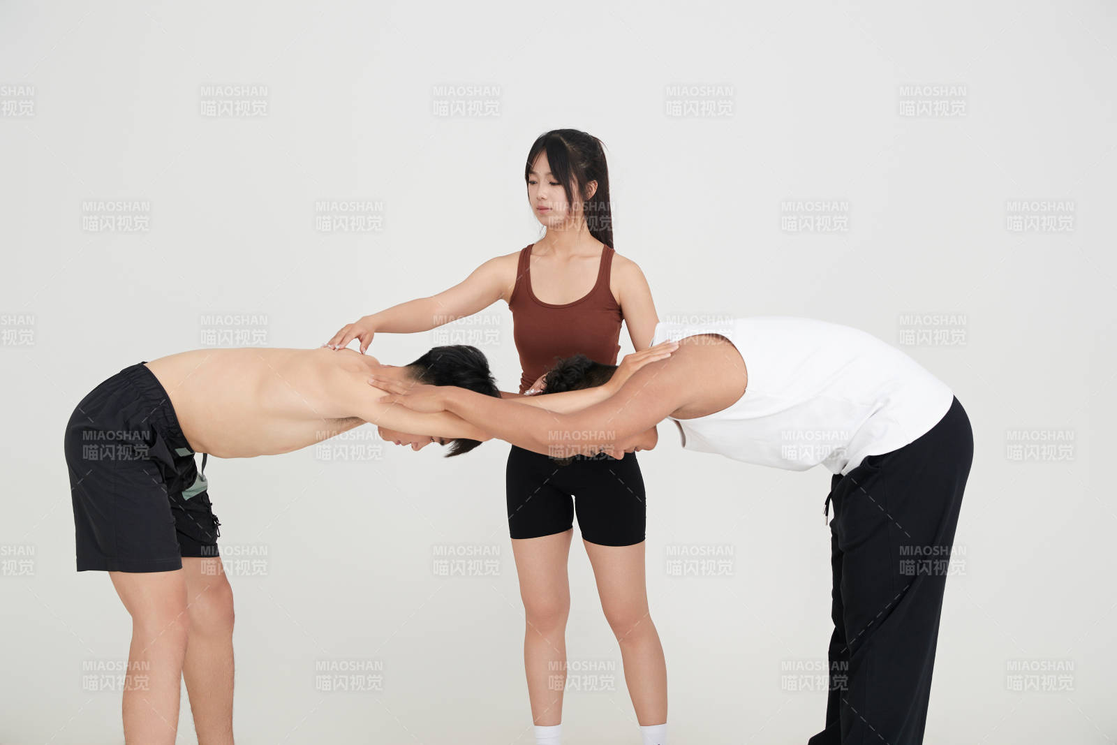 兩名年輕男子在美女教練的帶領下做健身操