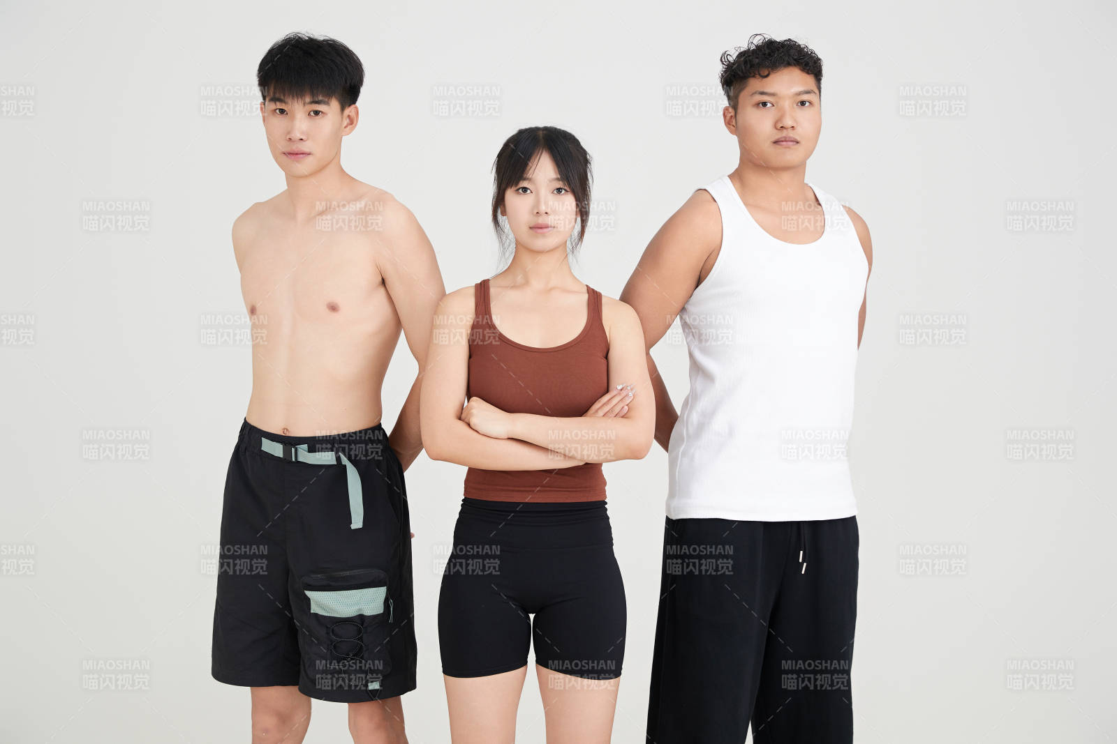 兩名年輕男子在美女教練的帶領下做健身操