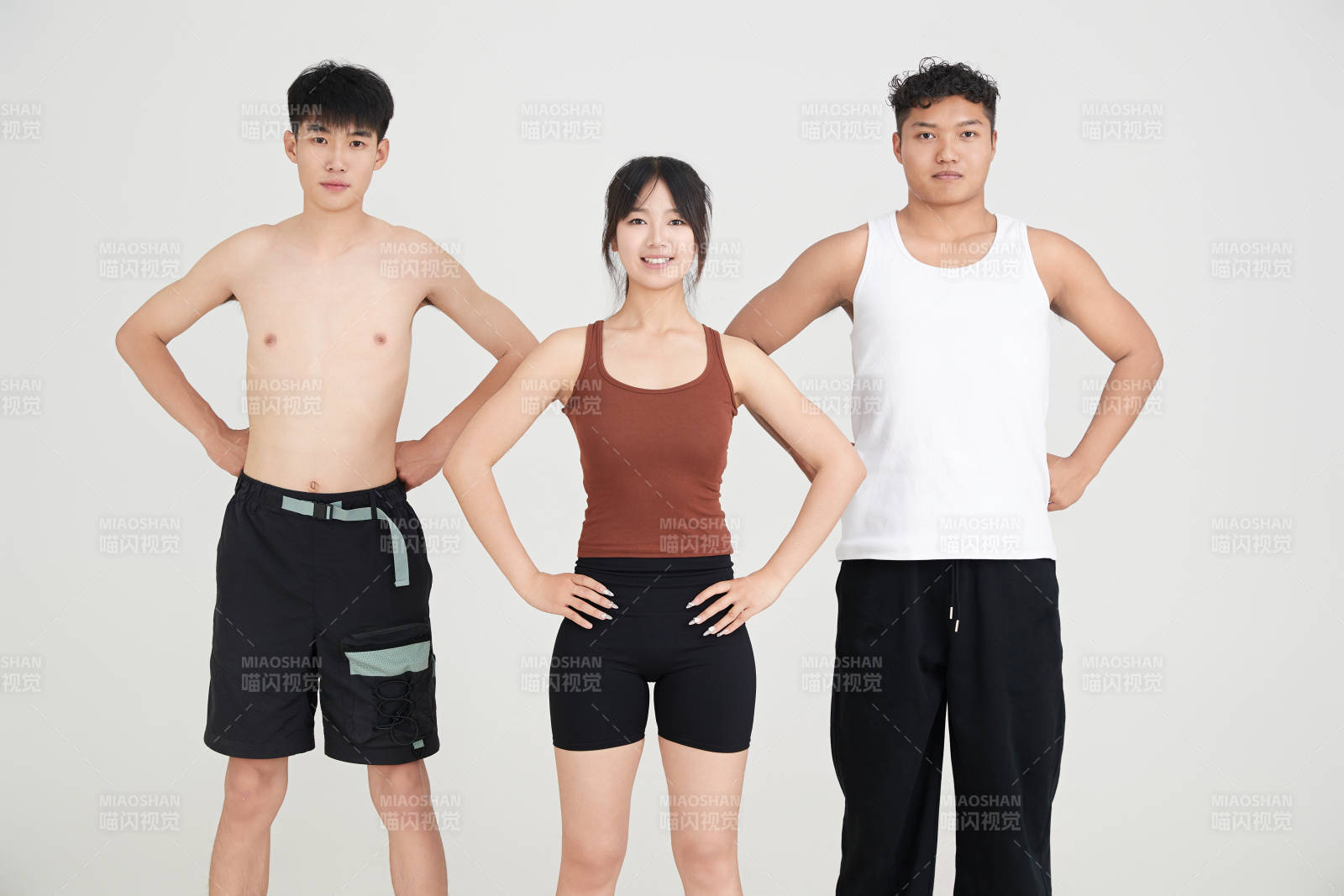 兩名年輕男子在美女教練的帶領下做健身操