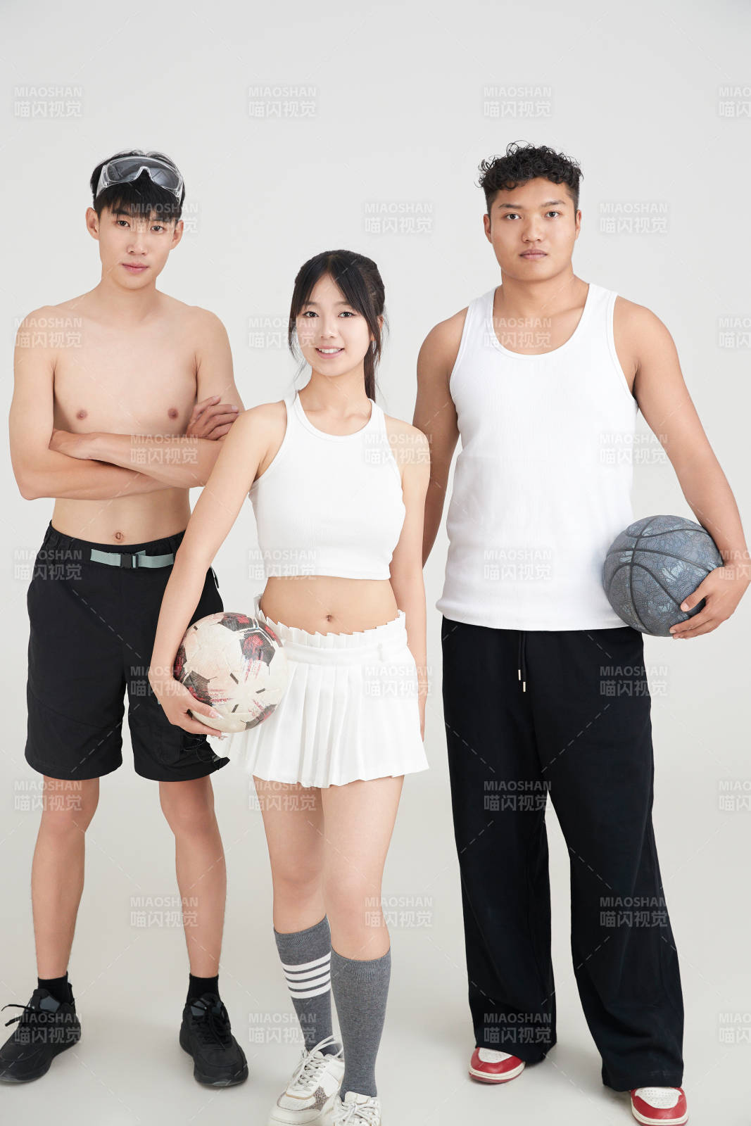 白色背景下的足球 游泳 籃球 運動員形象