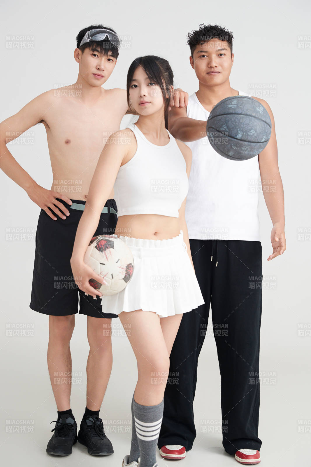白色背景下的足球 游泳 籃球 運動員形象