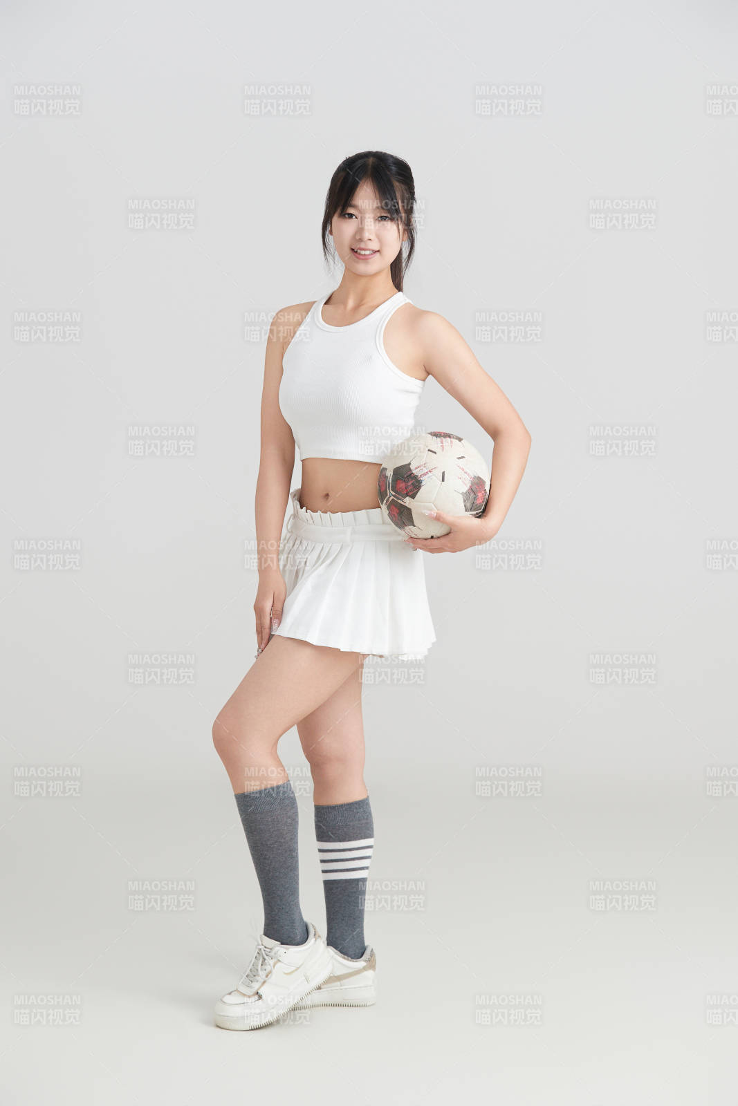 白色背景下的快樂的足球寶貝