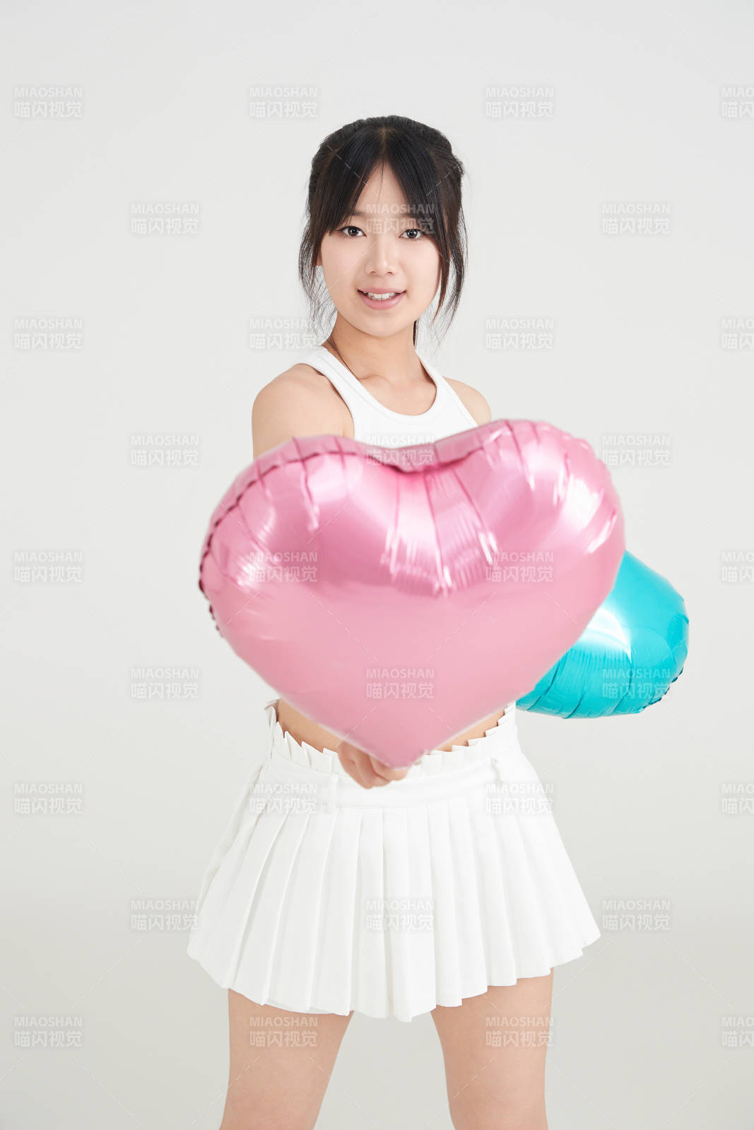 白色背景里的亞洲美女啦啦隊