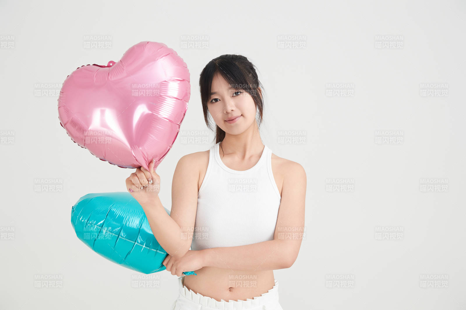 白色背景里的亞洲美女啦啦隊