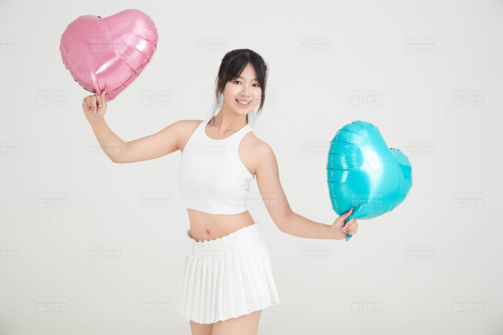 白色背景里的亞洲美女啦啦隊(duì)