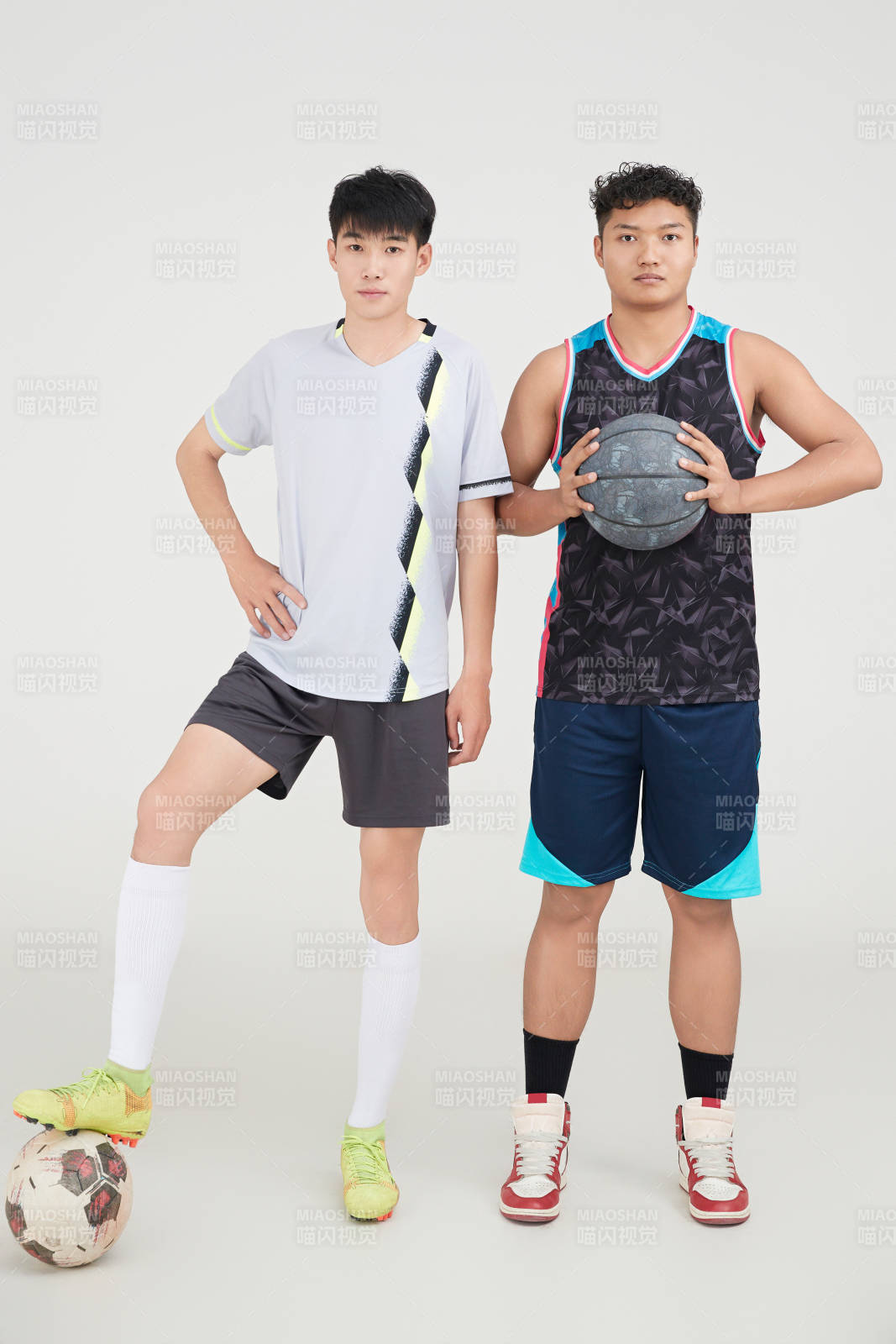 白色背景下的足球 籃球 運動員形象