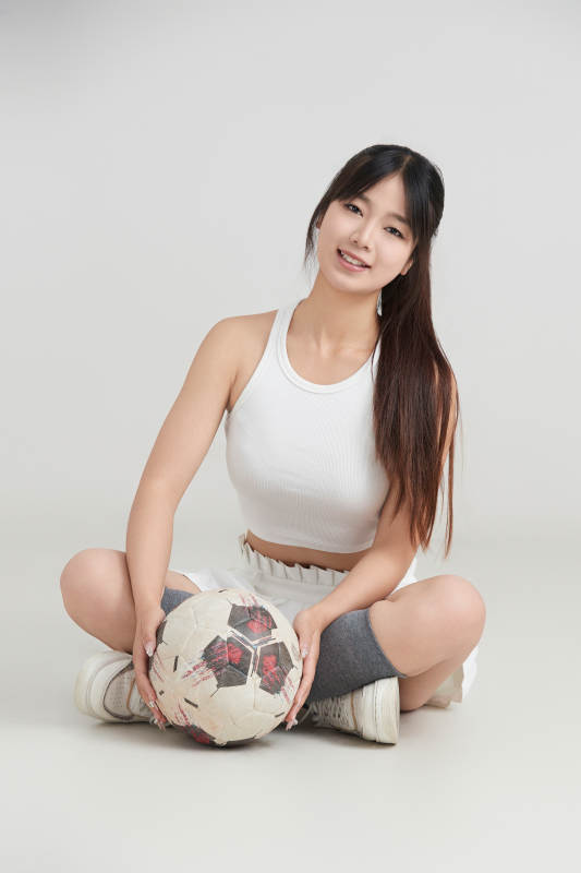 白色背景下的快乐的足球宝贝