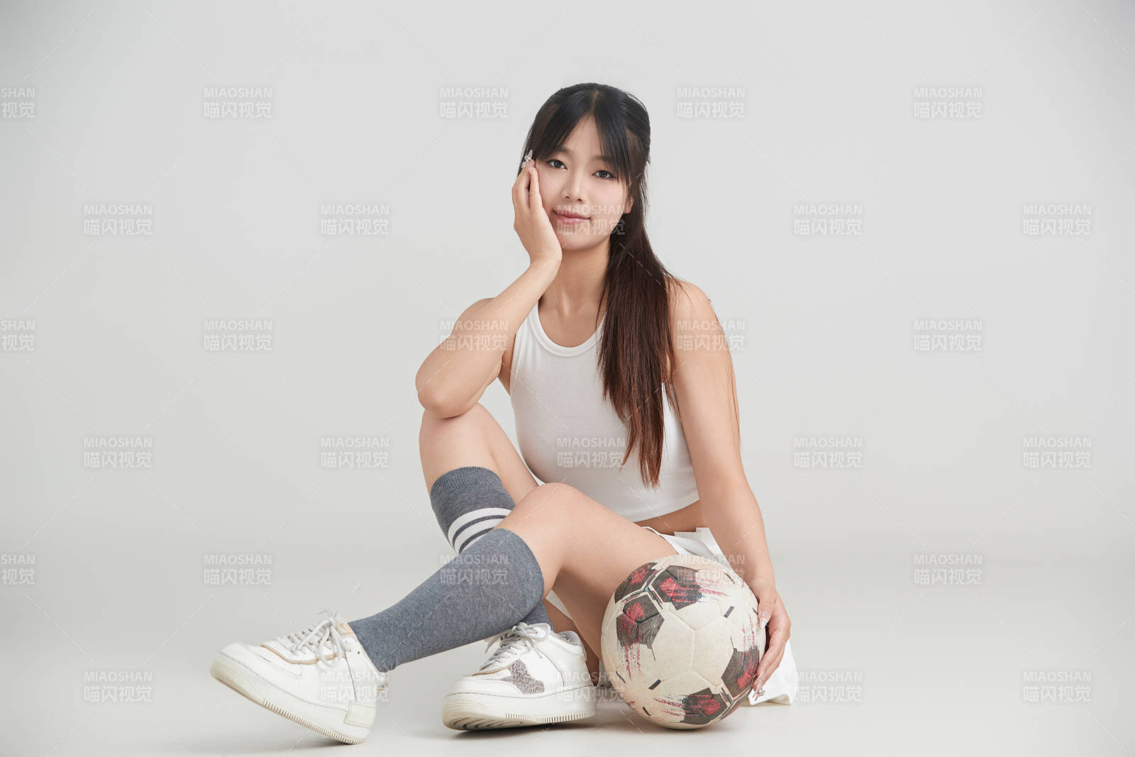 白色背景下的快樂的足球寶貝