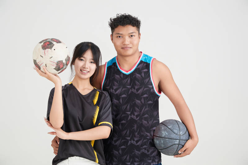 白色背景下的足球 篮球 运动员形象