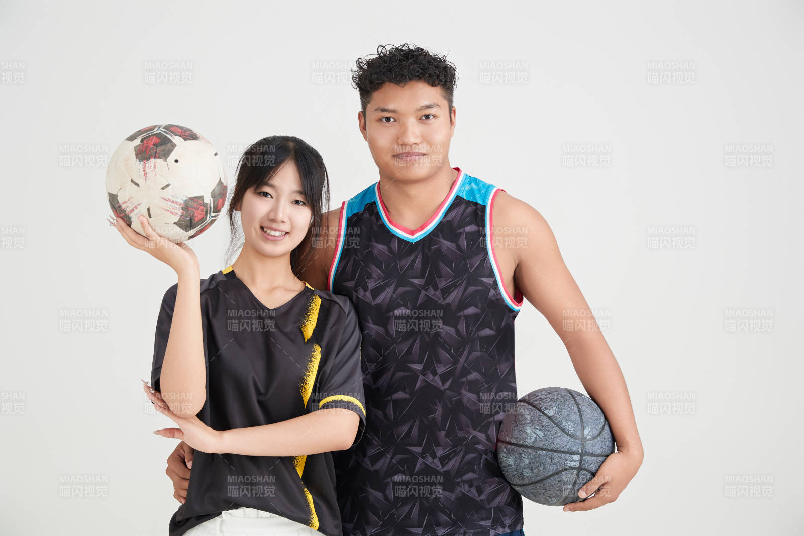 白色背景下的足球 籃球 運動員形象