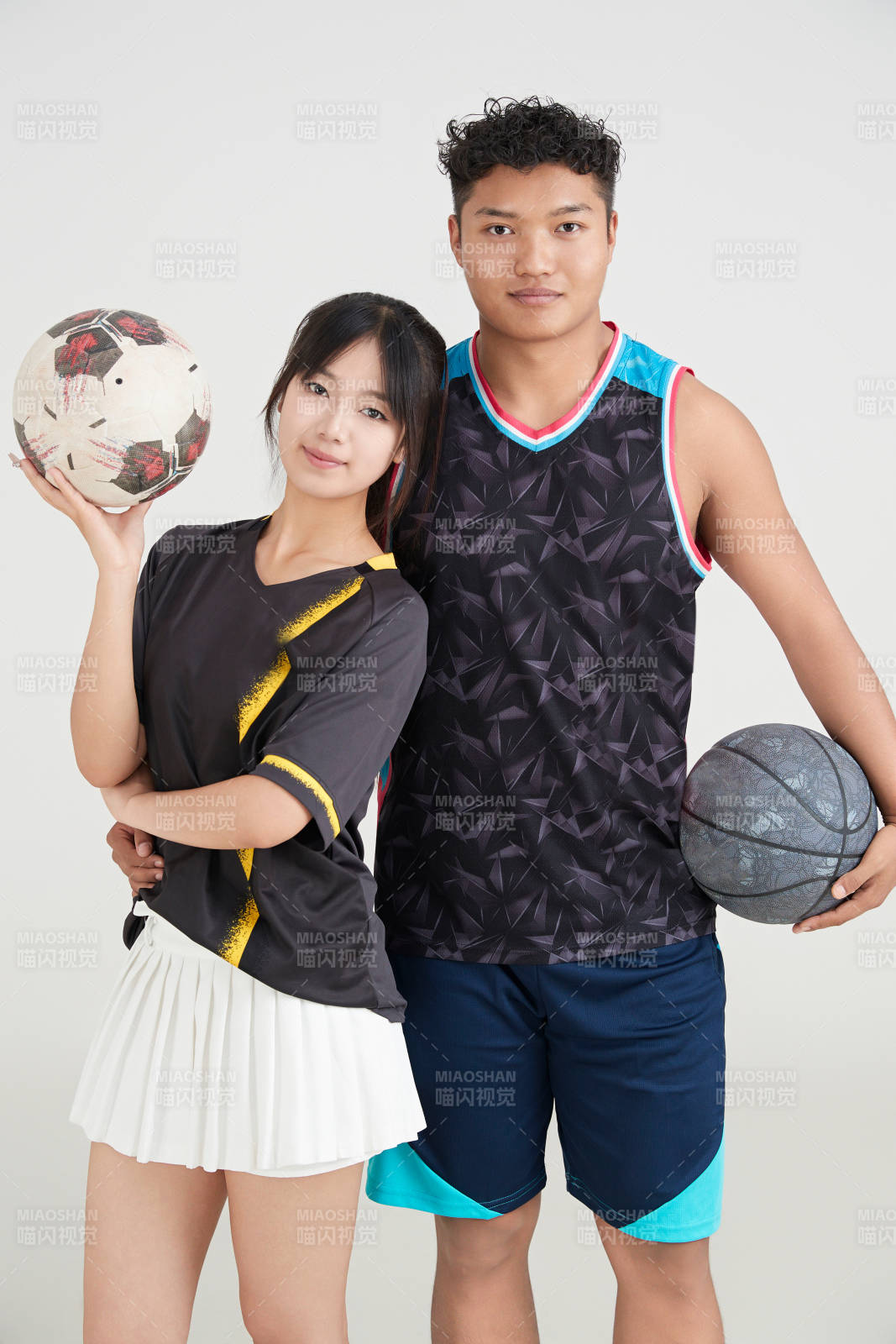 白色背景下的足球 籃球 運動員形象