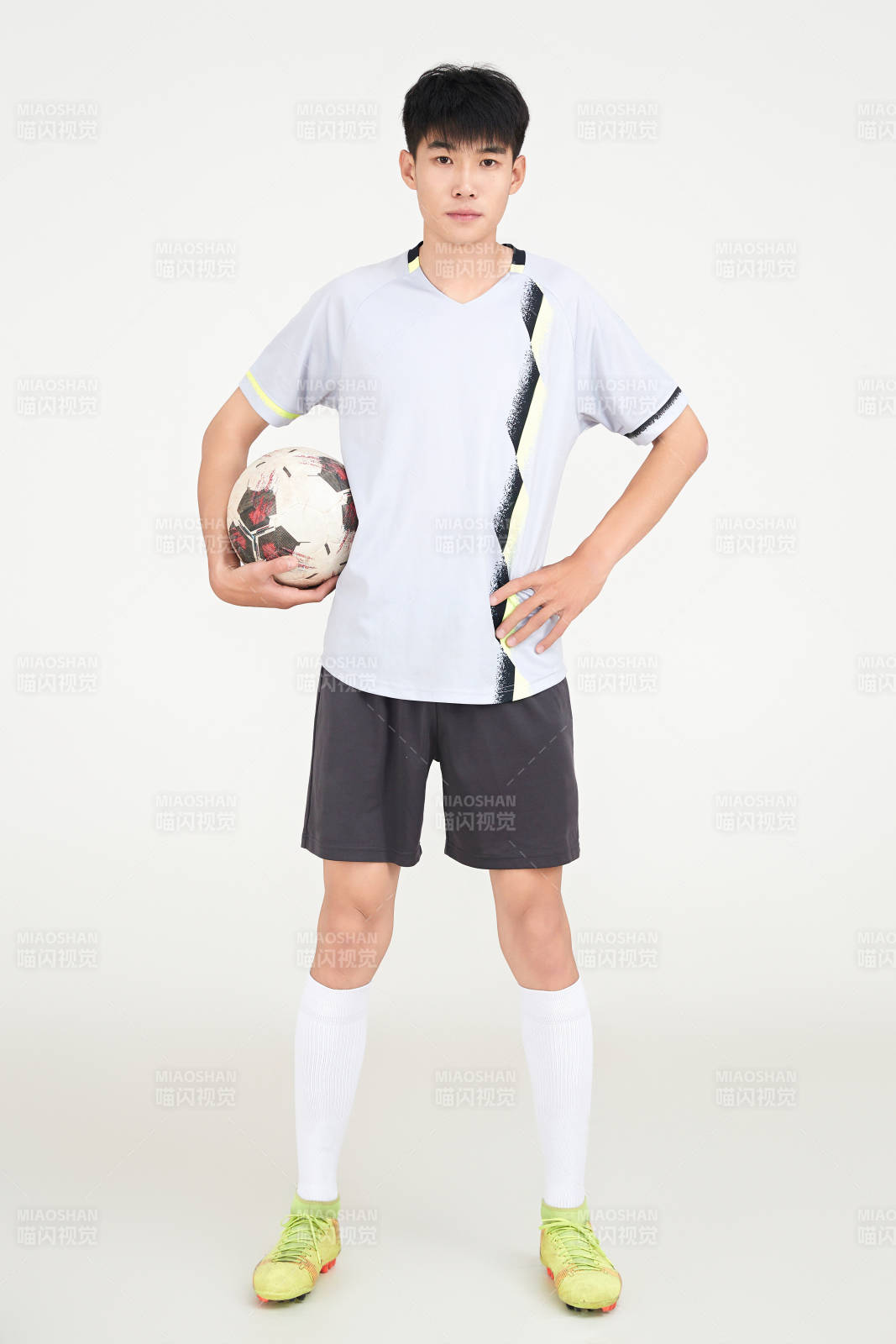 白色背景下的足球運動員形象