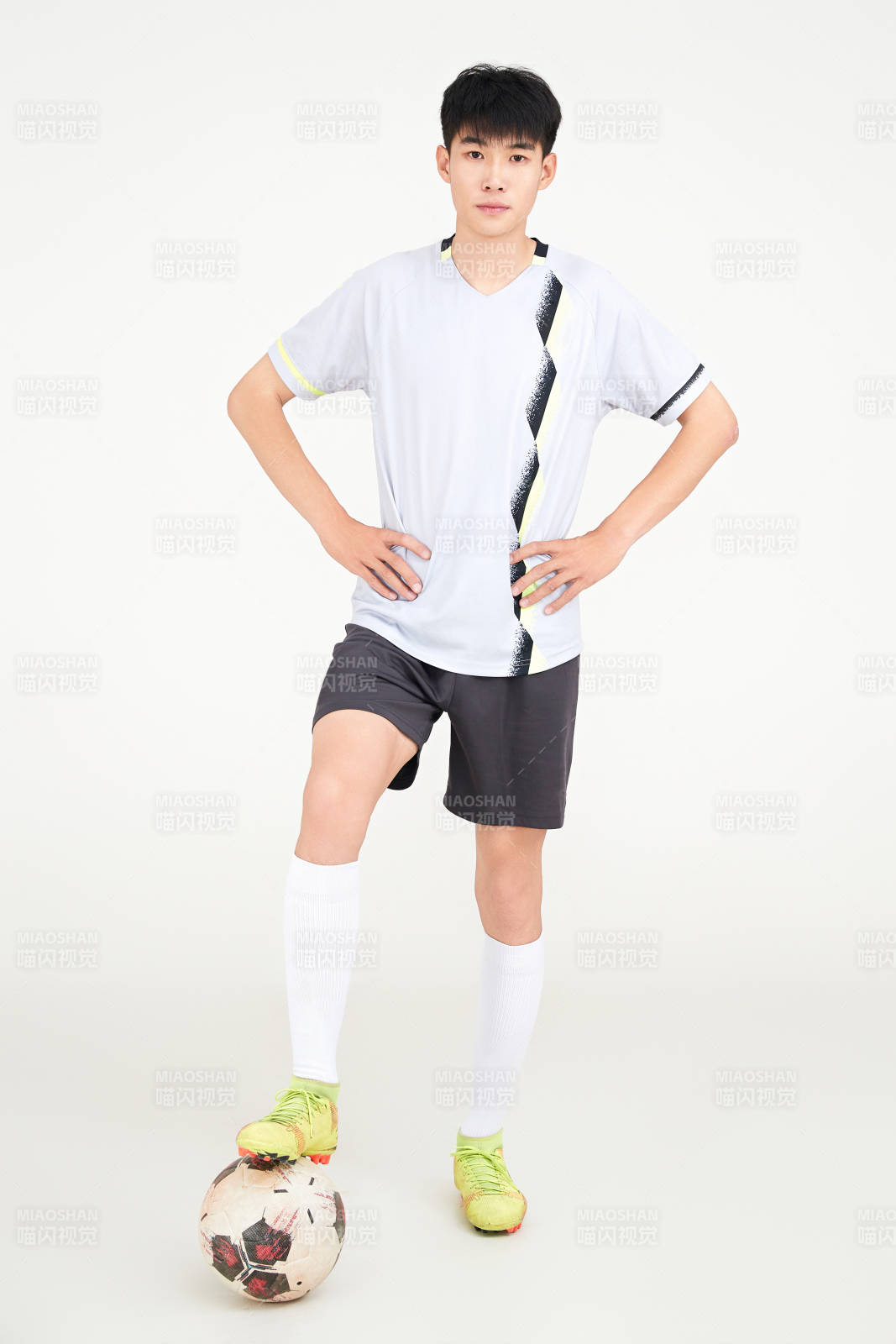 白色背景下的足球運動員形象