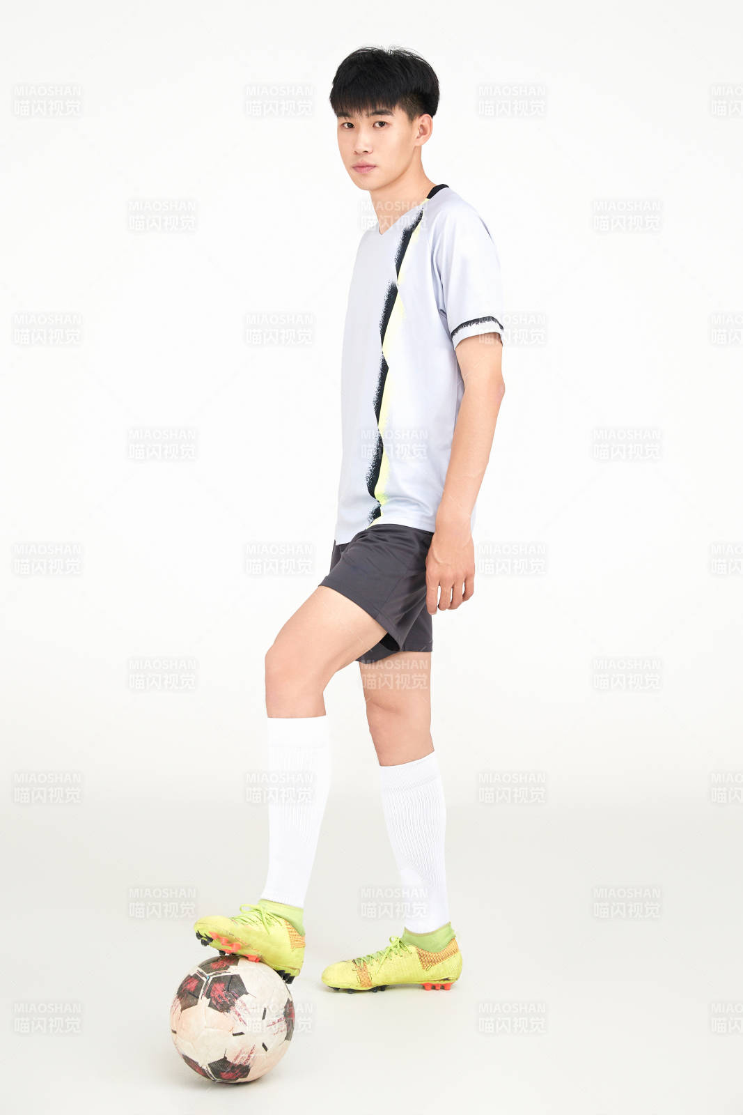 白色背景下的足球運動員形象
