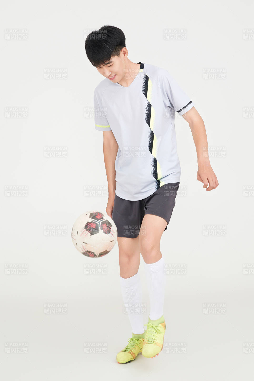 白色背景下的足球運動員形象