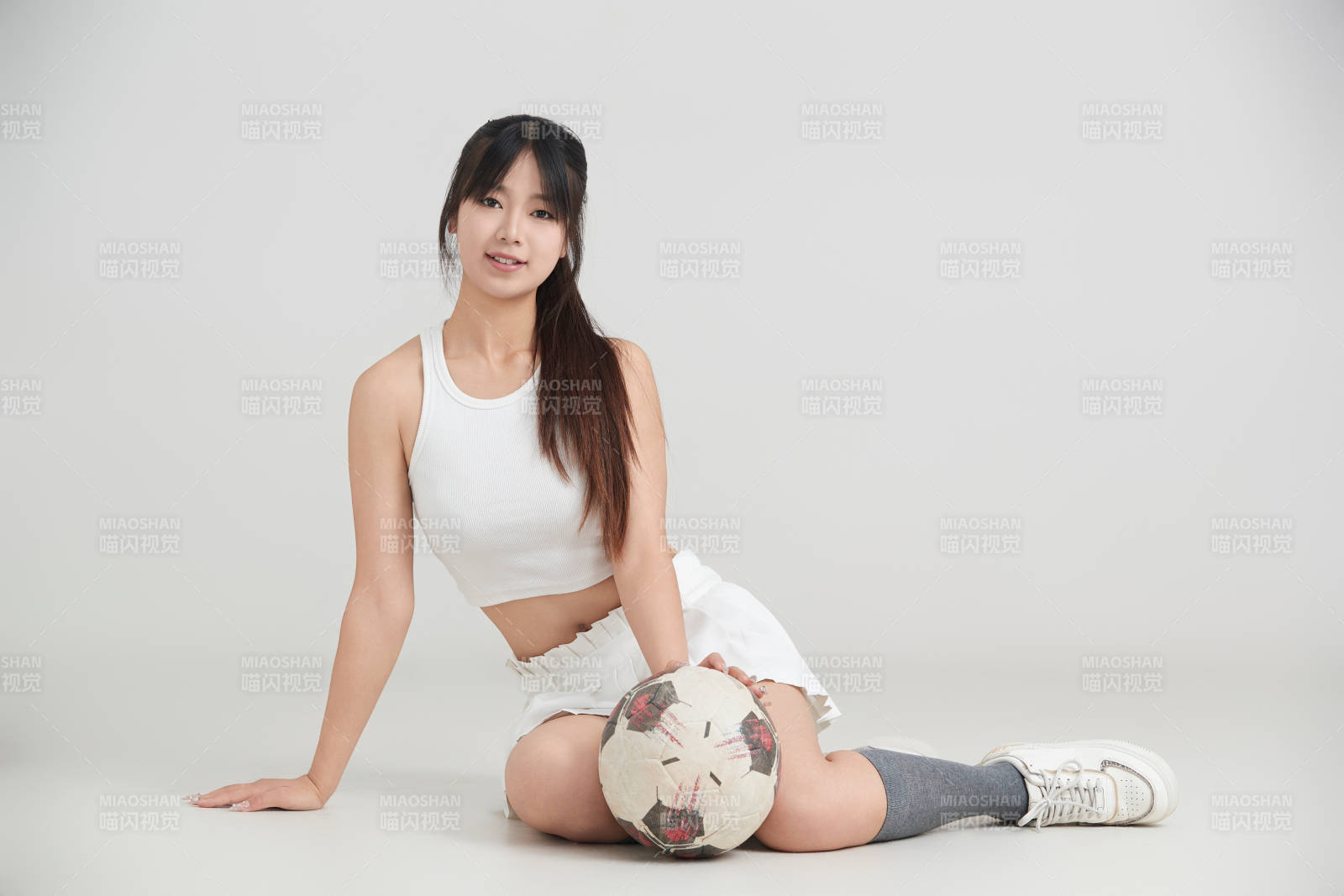 白色背景下的快樂的足球寶貝