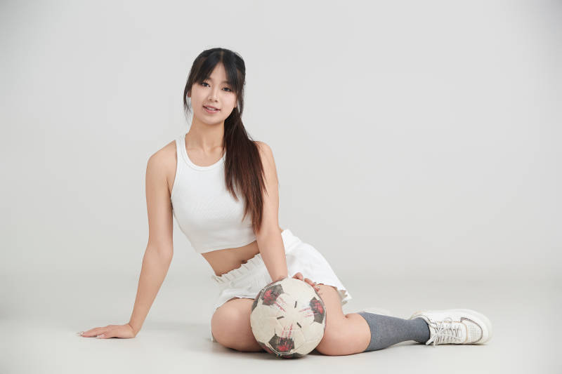 白色背景下的快乐的足球宝贝