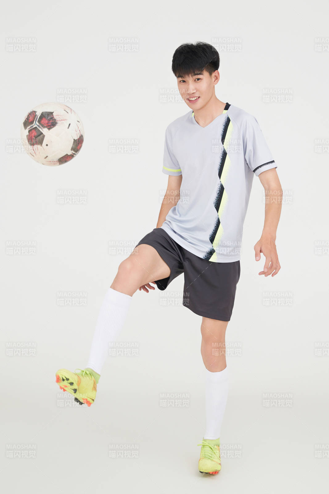 白色背景下的足球運動員形象