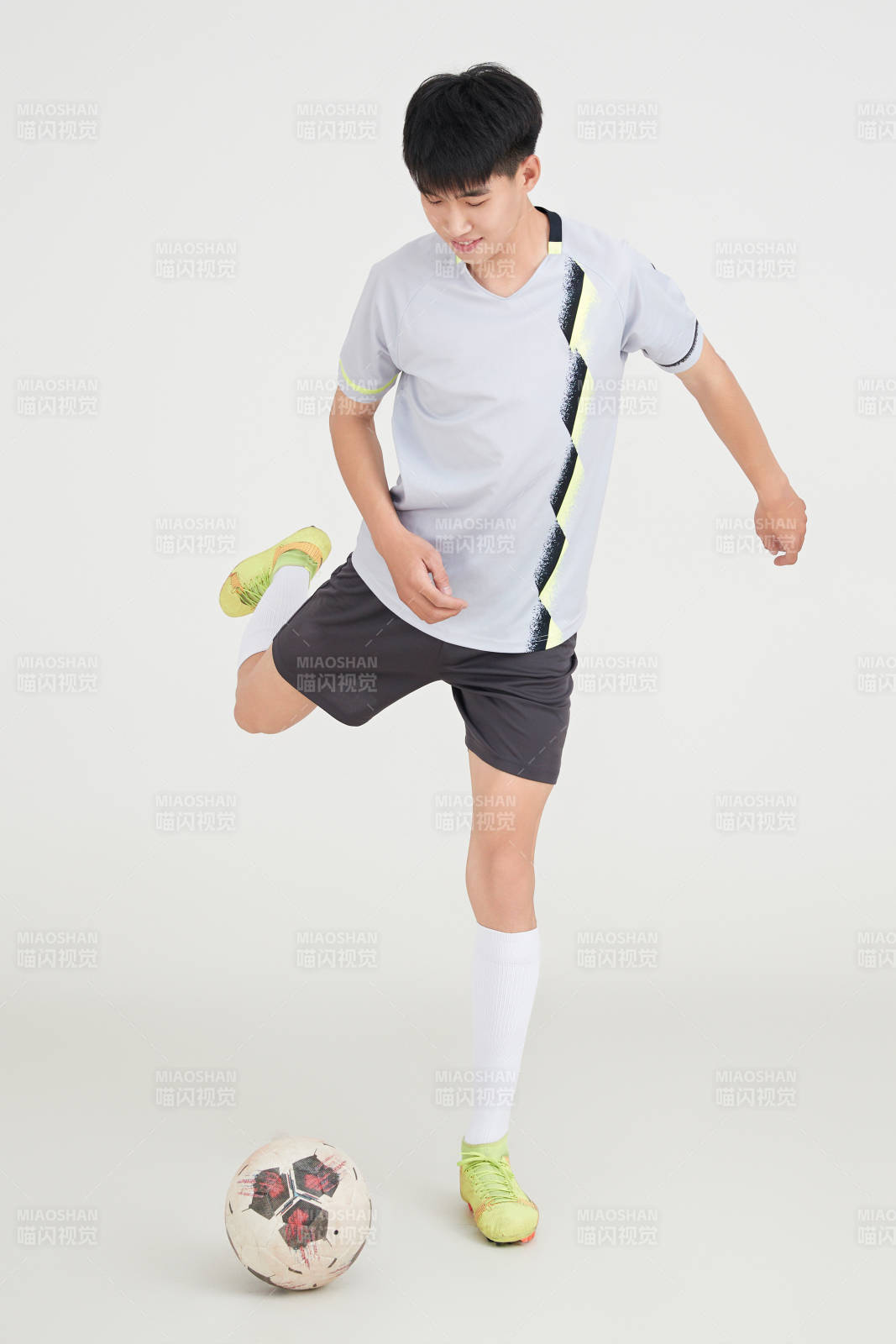 白色背景下的足球運動員形象