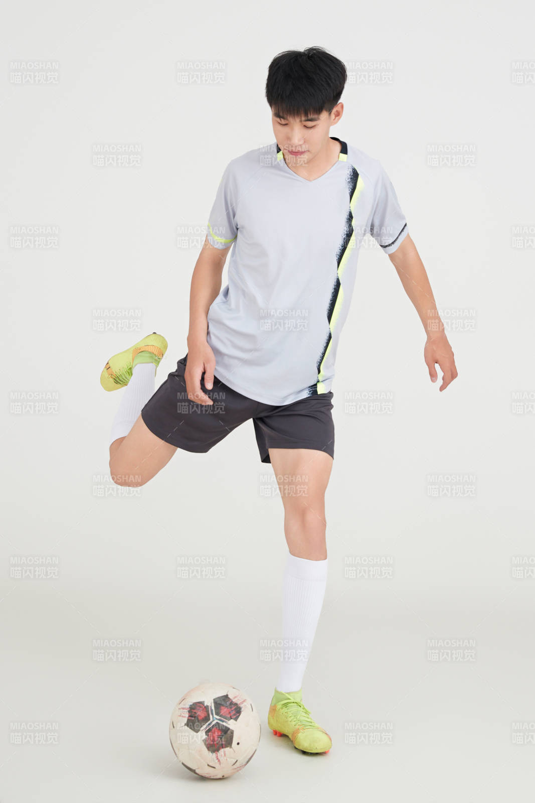 白色背景下的足球運動員形象