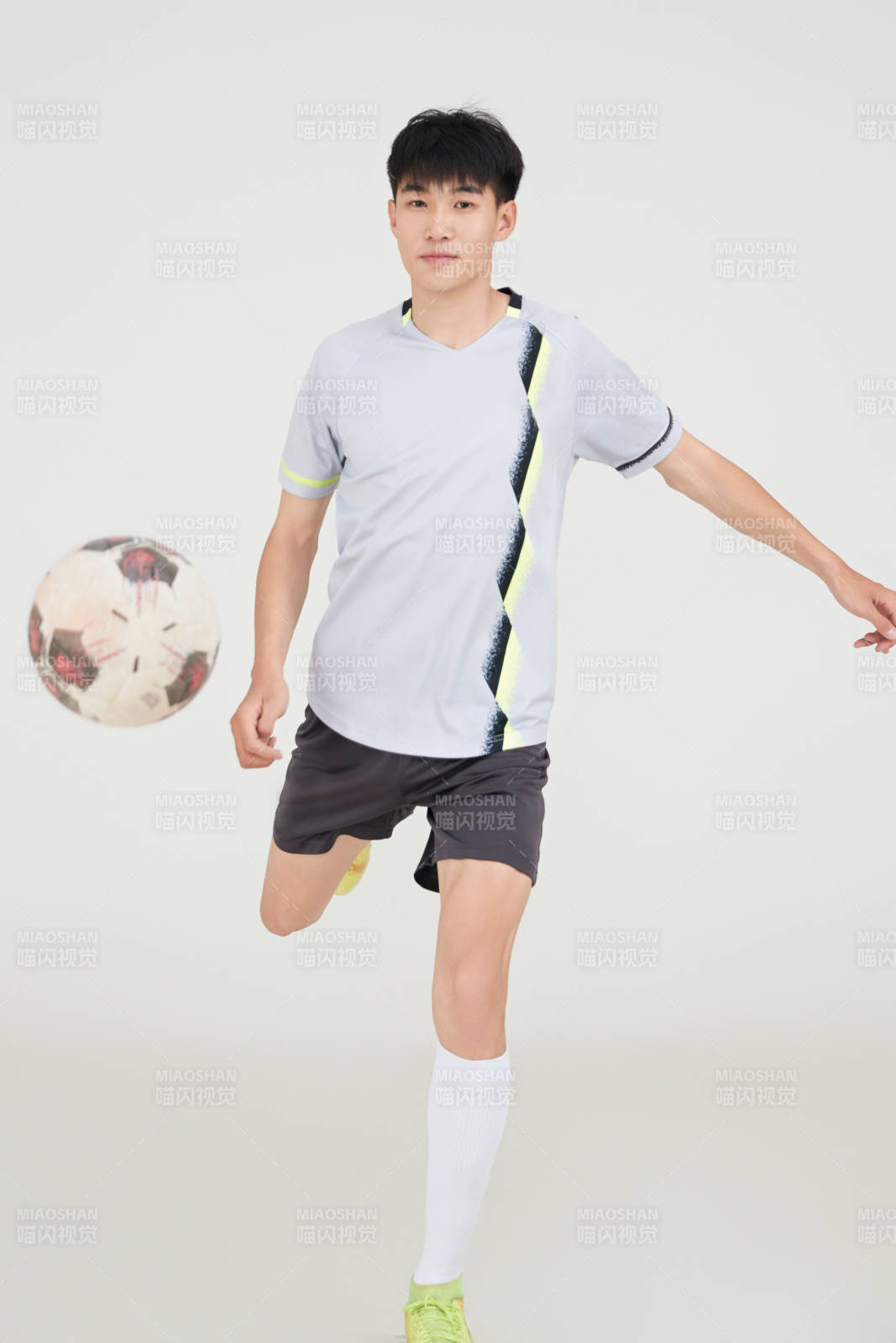 白色背景下的足球運(yùn)動(dòng)員形象