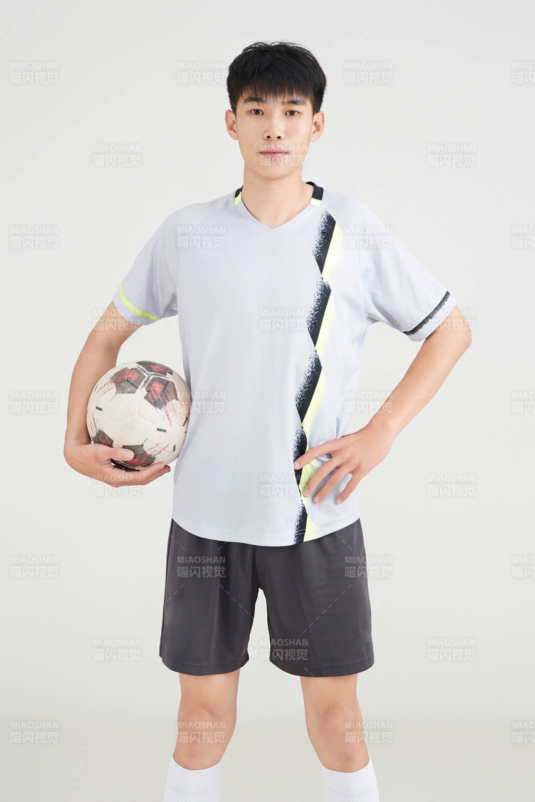 白色背景下的足球運動員形象