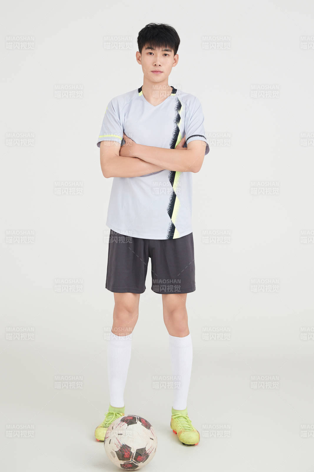 白色背景下的足球運(yùn)動(dòng)員形象