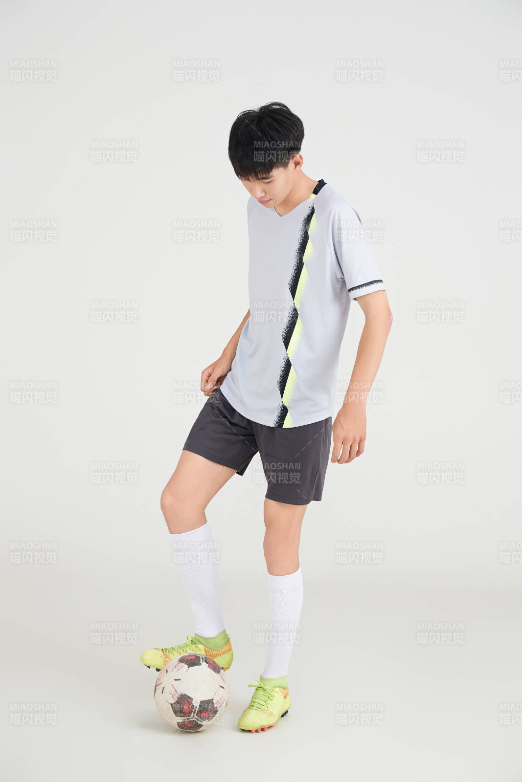 白色背景下的足球運動員形象