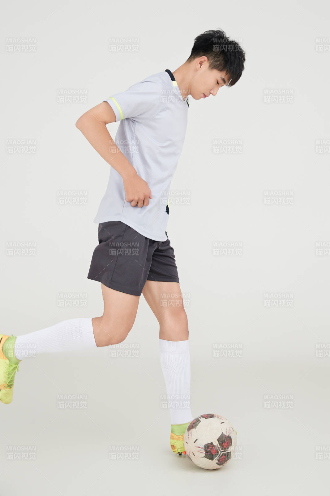 白色背景下的足球運動員形象