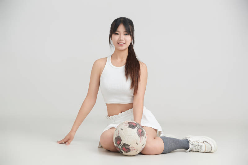 白色背景下的快乐的足球宝贝