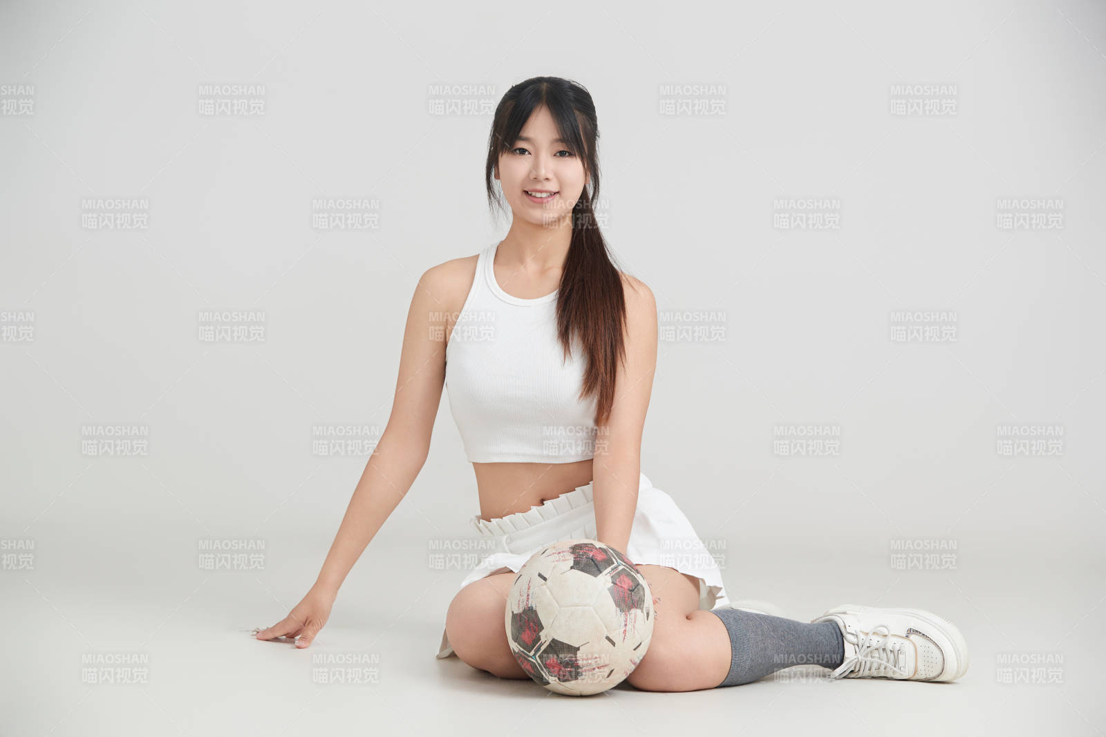 白色背景下的快乐的足球宝贝