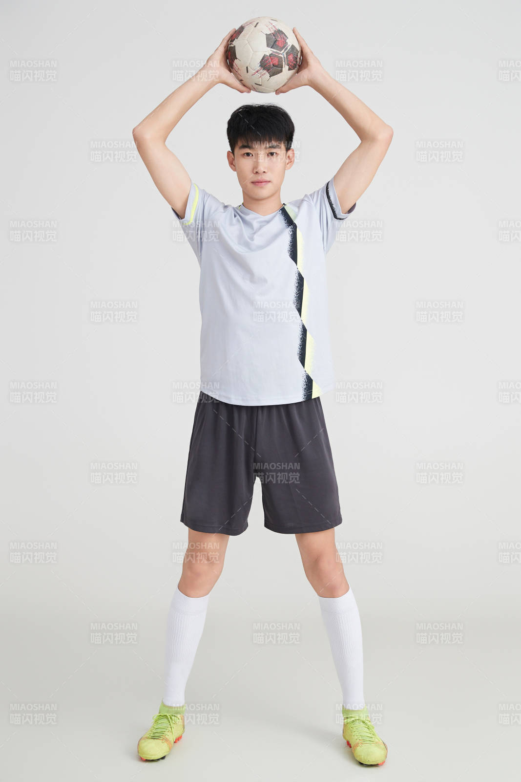 白色背景下的足球運動員形象