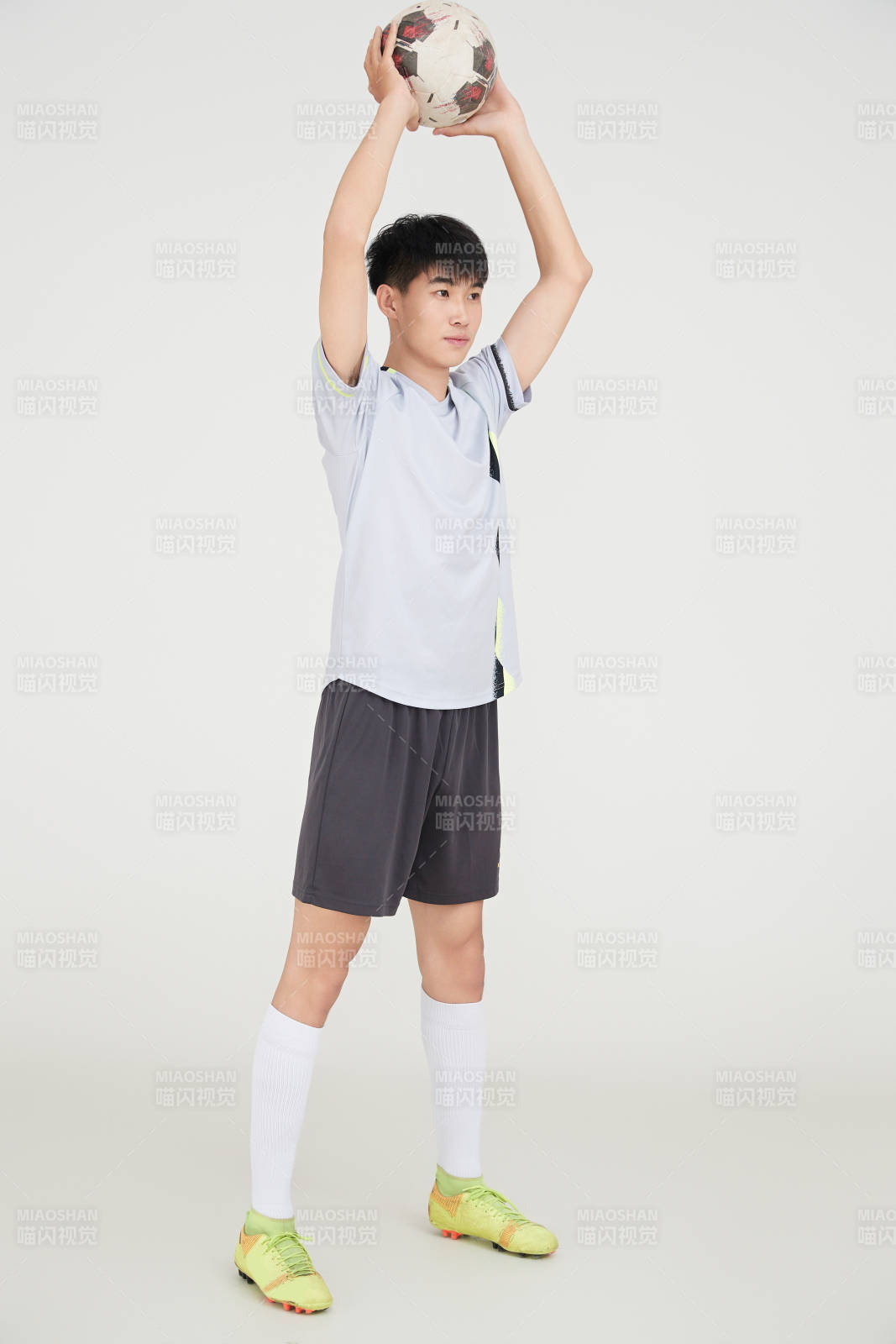 白色背景下的足球運動員形象