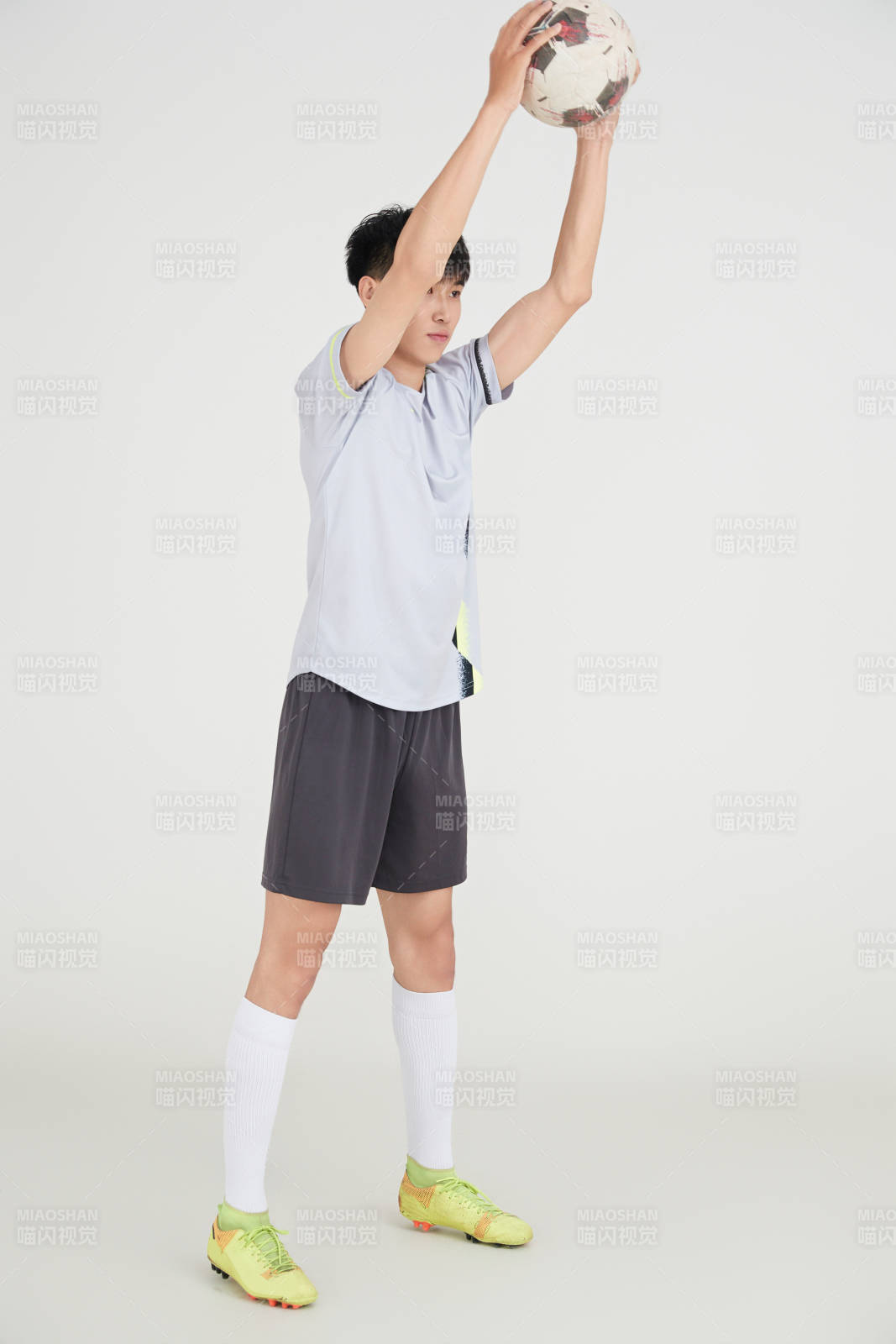 白色背景下的足球運動員形象