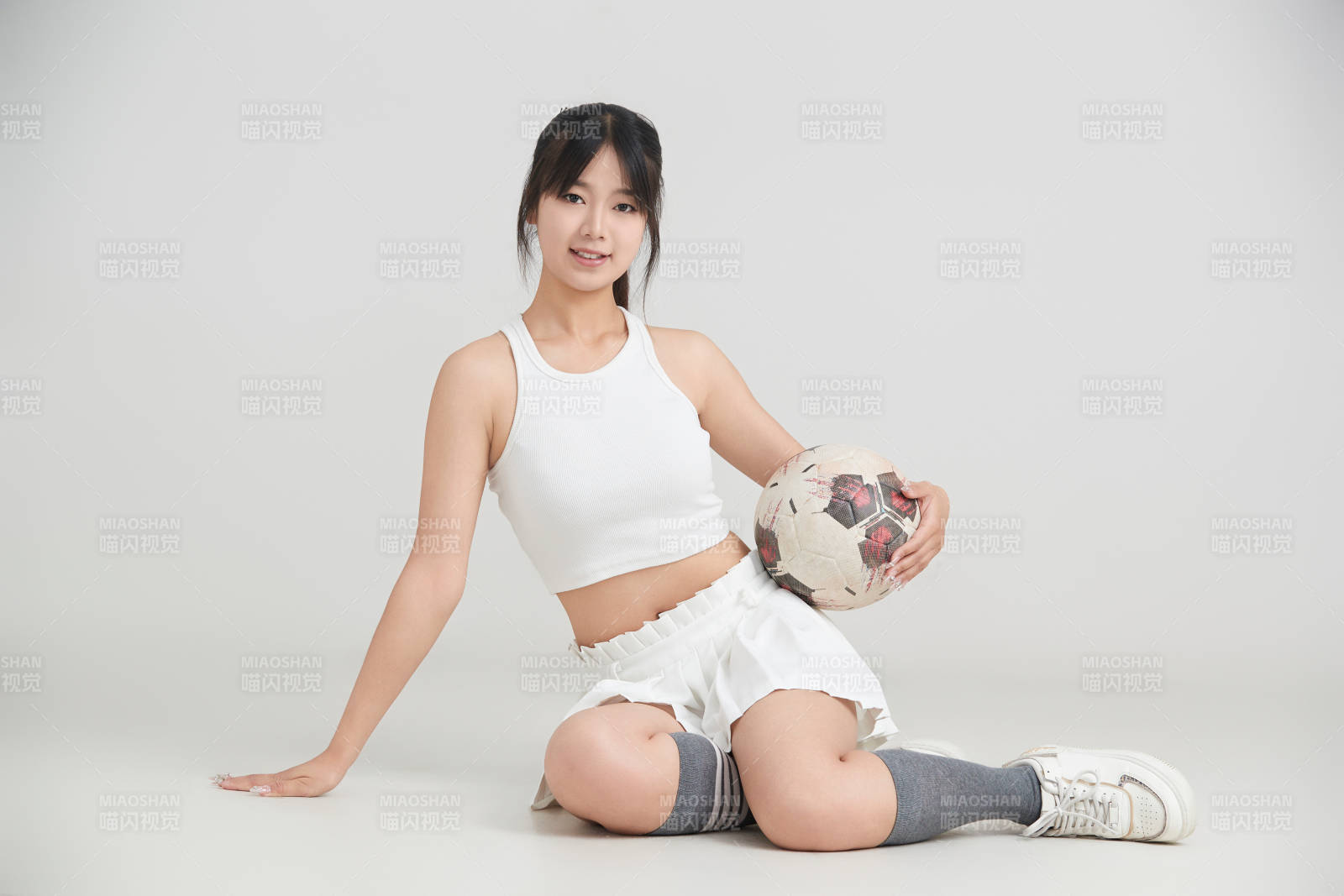 白色背景下的快乐的足球宝贝