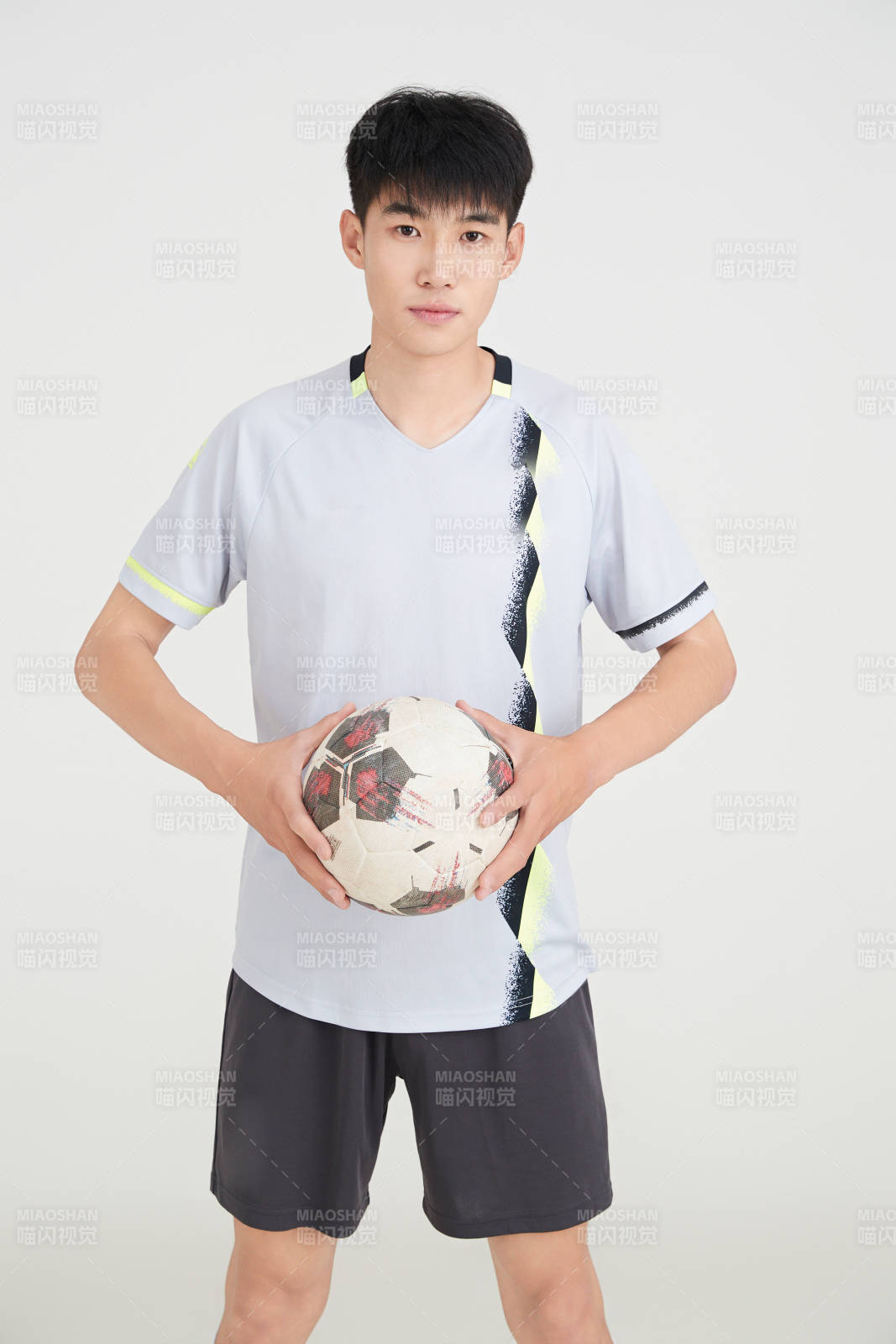 白色背景下的足球運動員形象