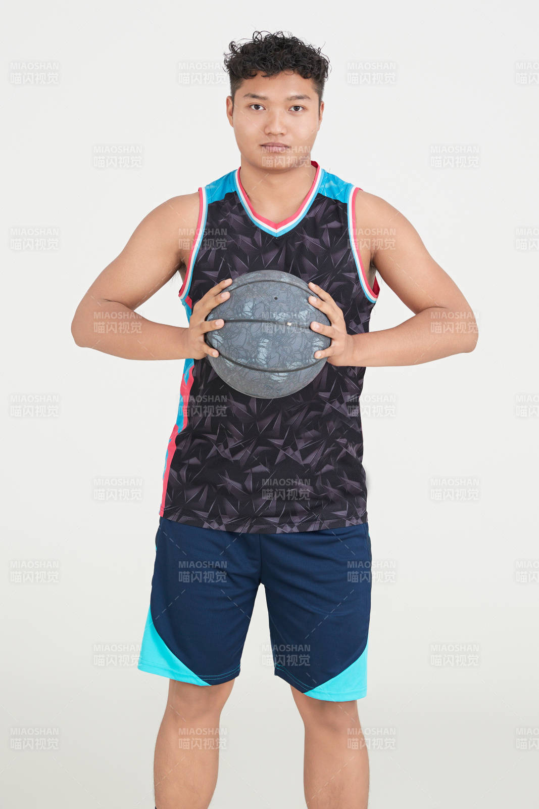白色背景下的籃球運動員形象