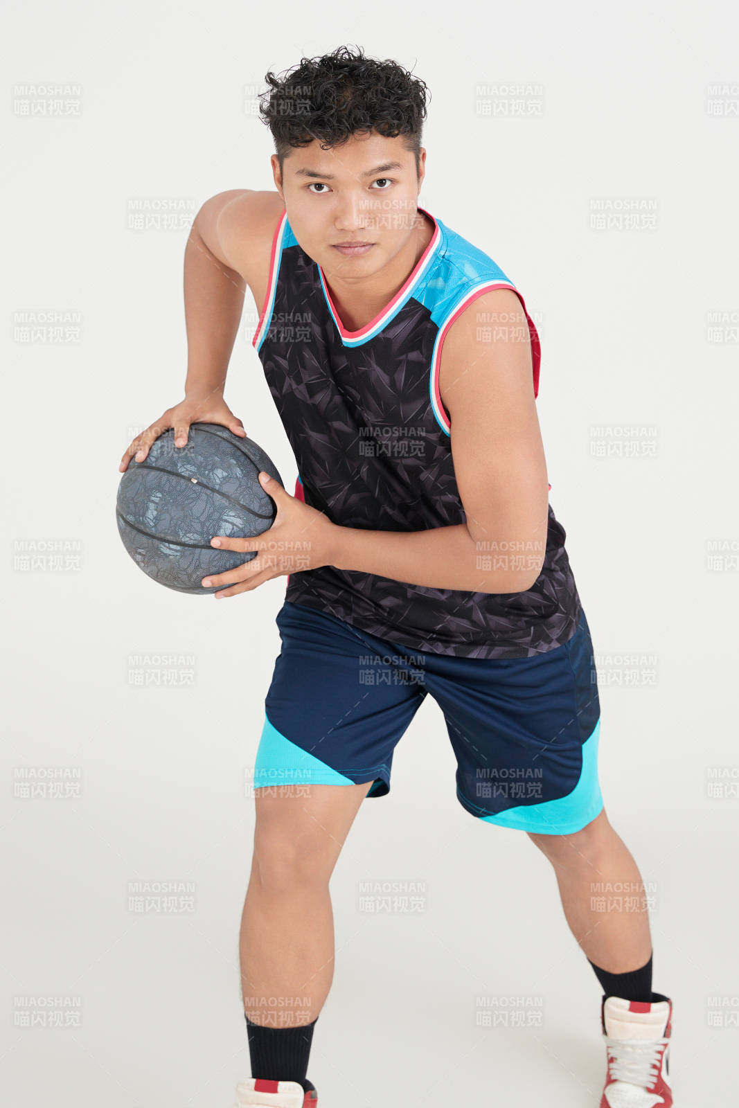 白色背景下的籃球運動員形象