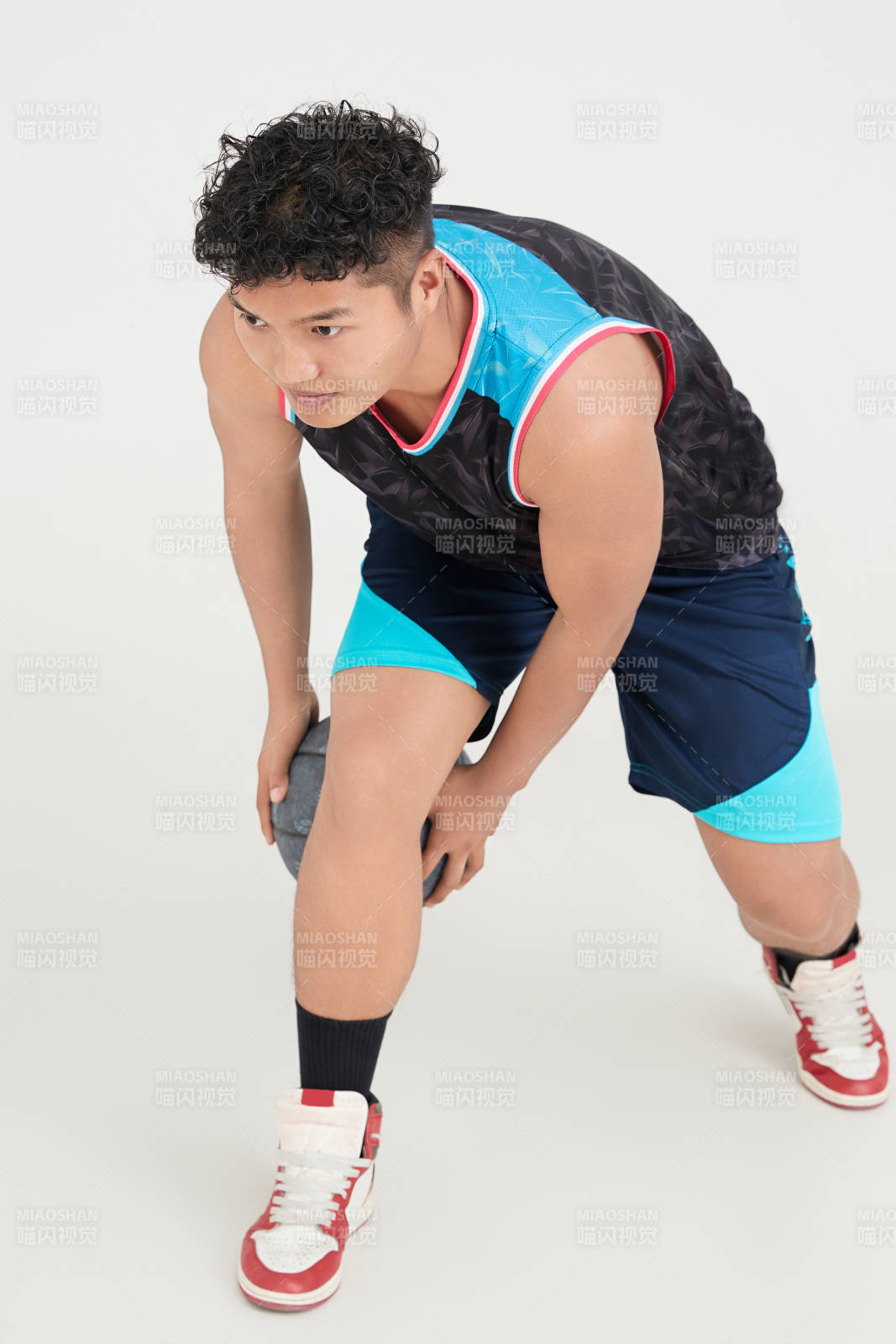 白色背景下的籃球運動員形象