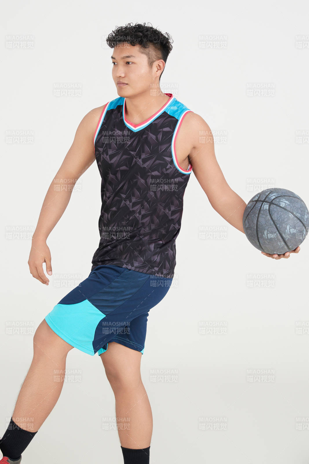 白色背景下的籃球運動員形象