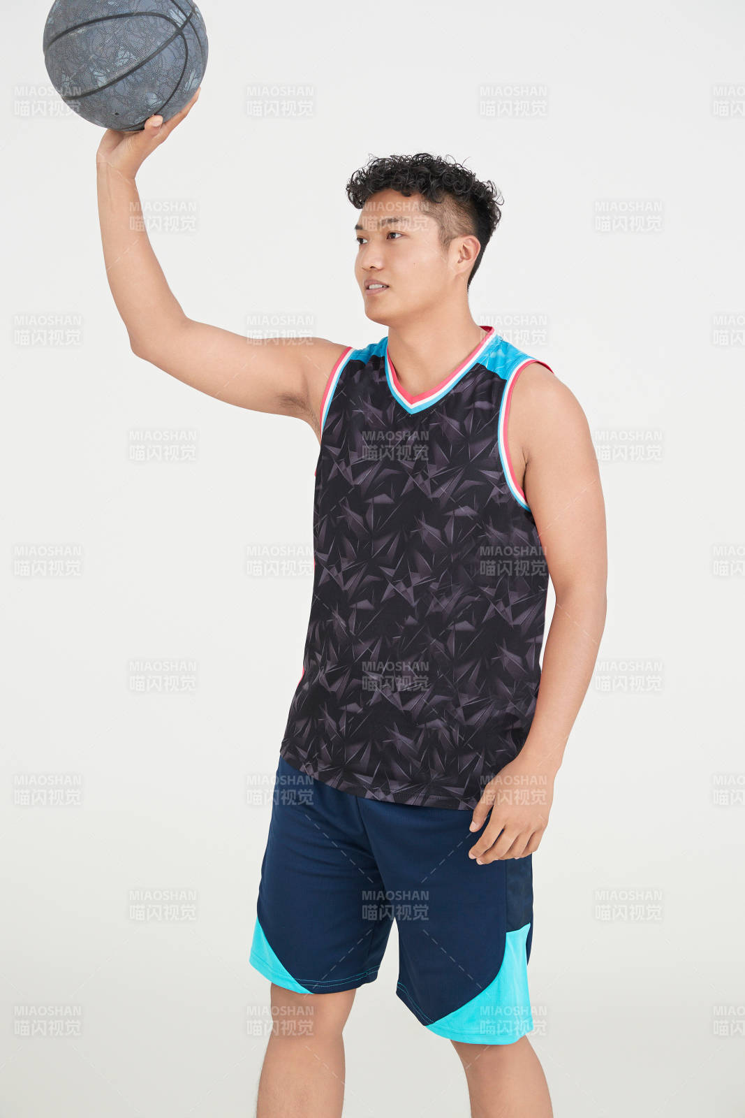 白色背景下的篮球运动员形象