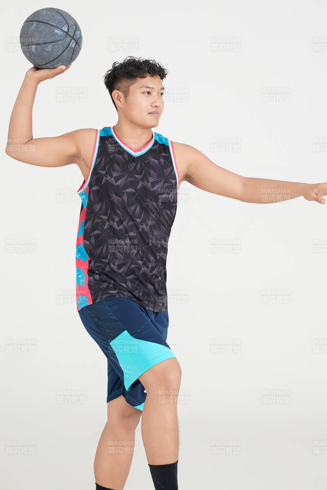 白色背景下的籃球運(yùn)動(dòng)員形象