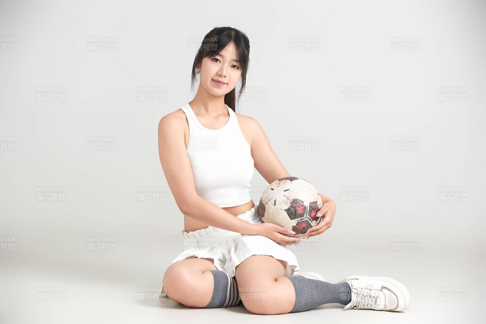 白色背景下的快乐的足球宝贝