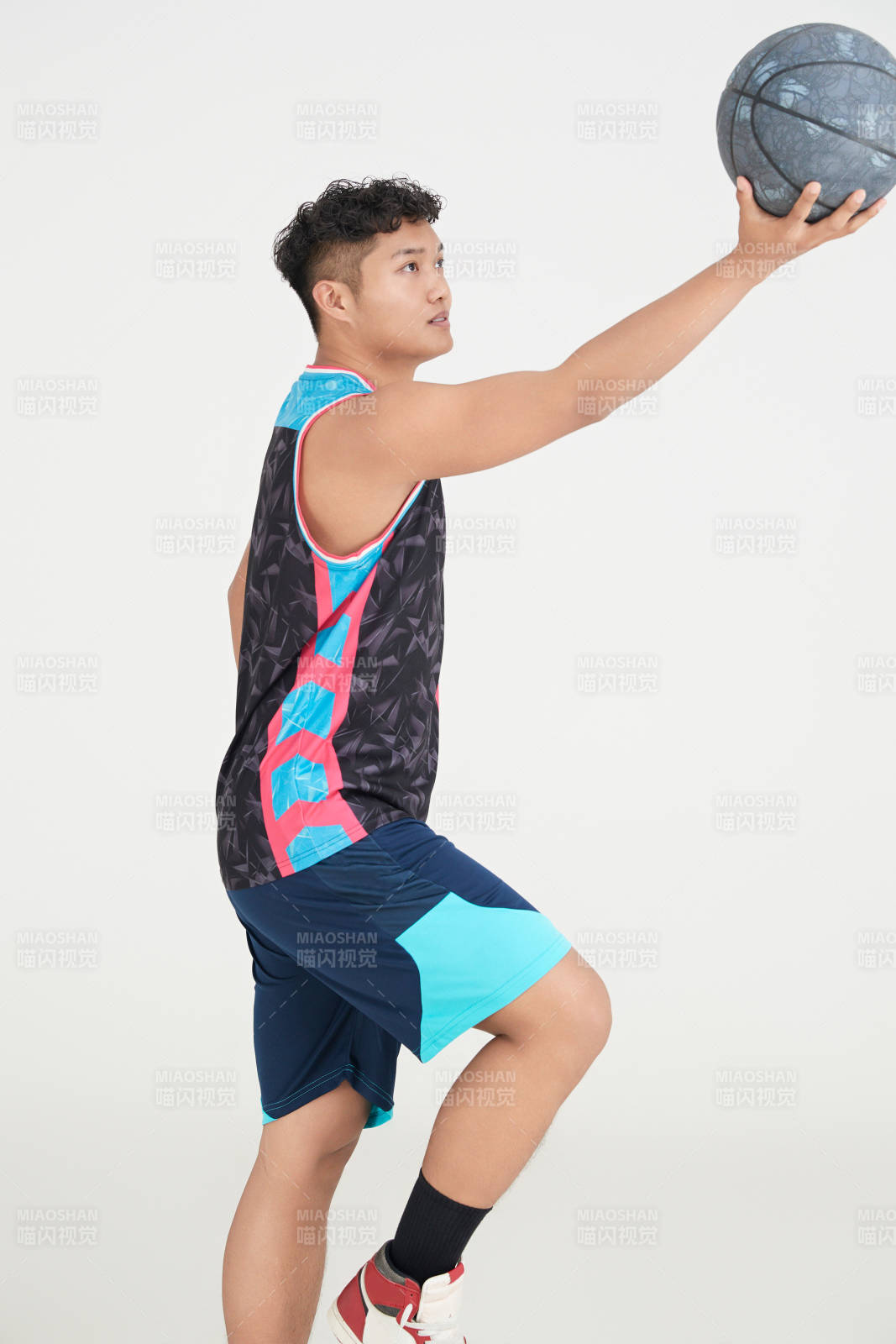 白色背景下的籃球運動員形象